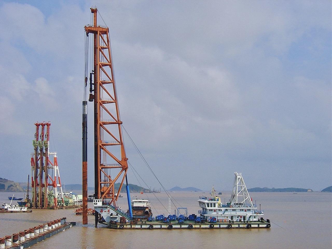 “港工洋山號(hào)”打樁船.jpg “港工洋山號(hào)”打樁船.jpg