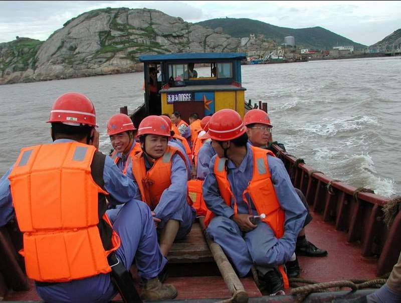 “一會(huì)兒看海,一會(huì)兒看天”的交通船.jpg “一會(huì)兒看海,一會(huì)兒看天”的交通船.jpg